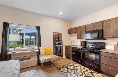 West Des Moines Apartment | Blissful Eclectic Studio w/Amenities, WiFi in terrific West Des Moines