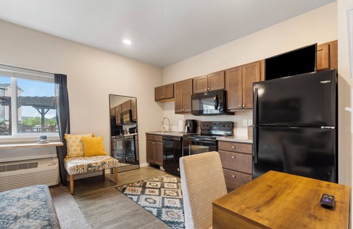 West Des Moines Apartment | Blissful Eclectic Studio w/Amenities, WiFi in terrific West Des Moines