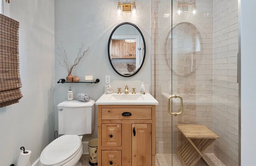 Oak Grove House | Blissful Getaway! Steps to shore, one level 2bd2ba