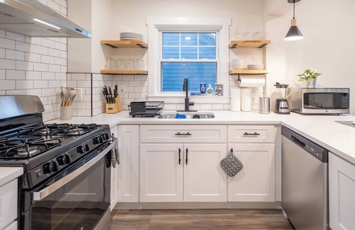 Bloomfield Apartment | Bloomfield 3 Bed, 1 Bath. Walk 2 train to NYC, Laundry-In Unit, Pets OK, Parking