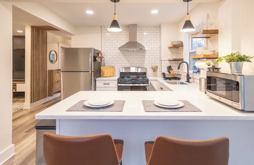 Bloomfield Apartment | Bloomfield 3 Bed, 1 Bath. Walk 2 train to NYC, Laundry-In Unit, Pets OK, Parking