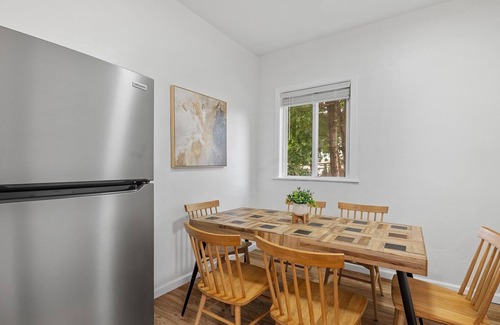 Bloomfield Apartment | Bloomfield, Shadyside 2 Modern and Spacious Two Bedroom with Free Parking