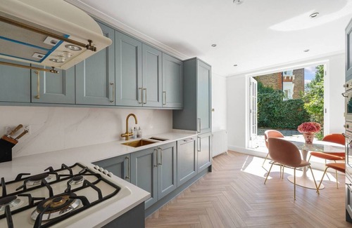 Hammersmith House | Blossom House New 3Bed house in Barons Court