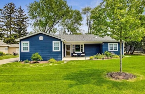 Delavan Lake Cottage | Blue Beach Cottage - 5 Minute Walk to Private Beach!
