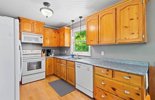 Bluewater Cottage | Blue Bluff Beauty - King Bed! *AC* - Private Lake Access