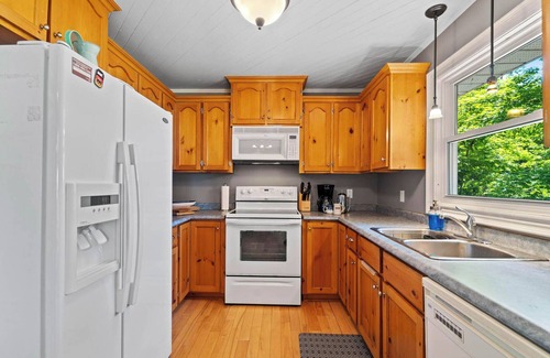 Bluewater Cottage | Blue Bluff Beauty - King Bed! *AC* - Private Lake Access