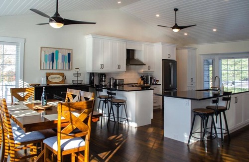 Baddow Cottage | Blue Cottage - Luxury Waterfront Cottage w/ Games Room, AC, Watercraft