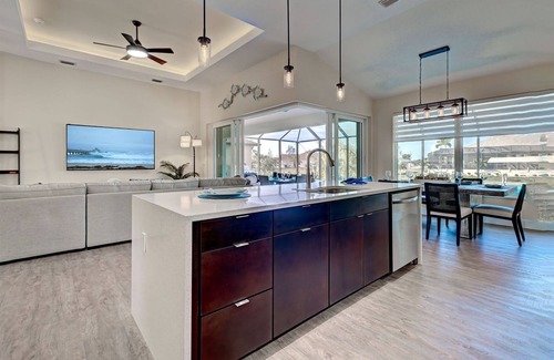 South Gulf Cove House | Blue Crush | Canal View | Seawall | 2 Masters | Hot Tub