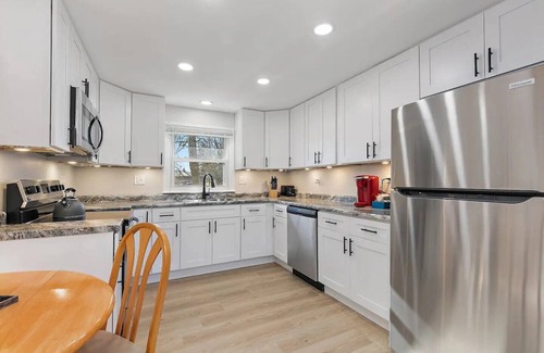 Wasco House | Blue Door Cottage ranch home 3 Bed/2 Bath & private hot tub on an acre