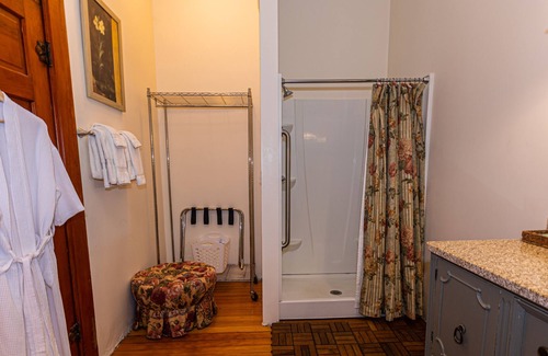 Alma Apartment | Blue Door Inn- Suite Two