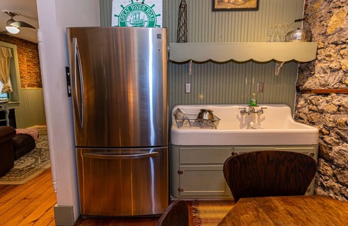 Alma Apartment | Blue Door Inn- Upper Apartment