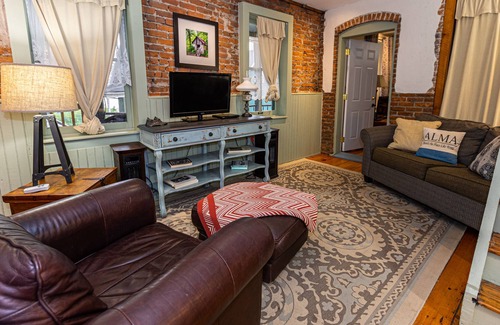 Alma Apartment | Blue Door Inn- Upper Apartment