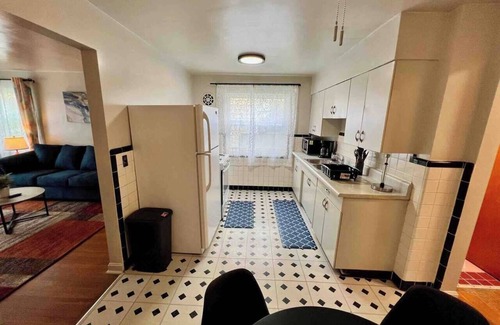 Westwood Apartment | Blue Elegance 1Bdrm Apt 15 Min to UC Medical