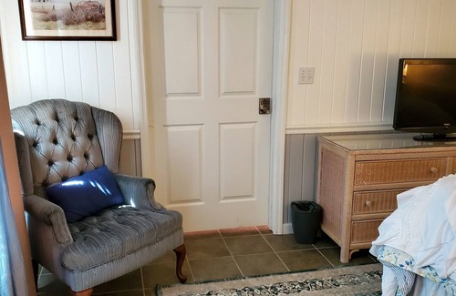 Pikeville Bed & Breakfast | Blue Fields Room in Cascade Inn at Fall Creek Falls