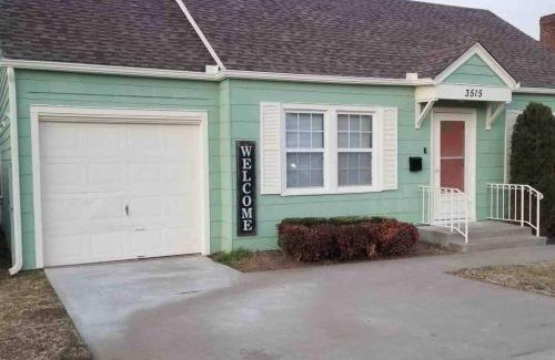 Tulsa House | BLUE FLAMINGO'S CHARMING HOME-Heart of Tulsa2- Cherry St-Expo-11th