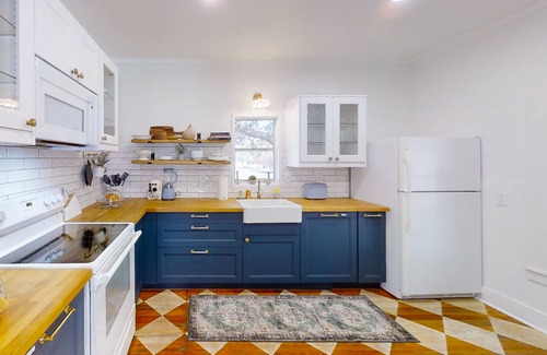 Johnson City House | Blue Haus with hot tub, shuffleboard, EV charger - walk to town & wineries