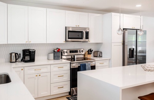 Georgetown House | Blue Haven | NEW | Sleeps 8 | Downtown Georgetown