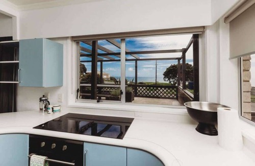 New Plymouth House | Blue Haven On Waterfront - seconds to coastal walkway