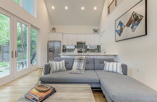 Galindo House | Blue Haven Retreat – Trendy 2 BDR Sleeps 4! Walk to South Lamar, Dining & More