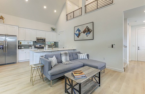 Galindo House | Blue Haven Retreat – Trendy 2 BDR Sleeps 4! Walk to South Lamar, Dining & More