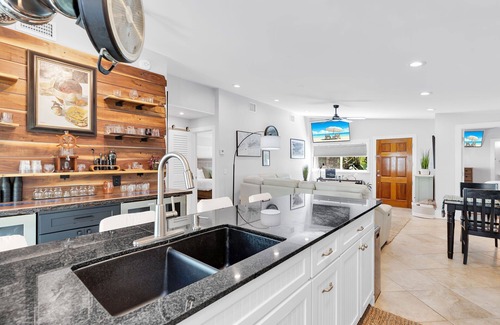 Midtown House | ~BLUE HAVEN~ Welcome to this single-story retreat with a pool!