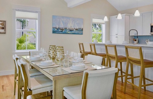 Downtown House | **BLUE HERON'S HIDEOUT @ OLD TOWN** Newly Renovated Home & Pool + LAST KEY SERVI