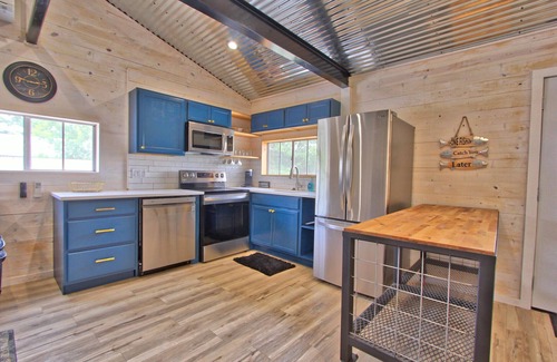 Blanco Cabin | Blue Jay Getaway - Walking Distance to Downtown Blanco!
