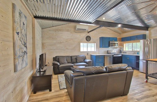 Blanco Cabin | Blue Jay Getaway - Walking Distance to Downtown Blanco!