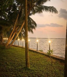 Quilon Villa | Blue Lagoon Sambranikodi
