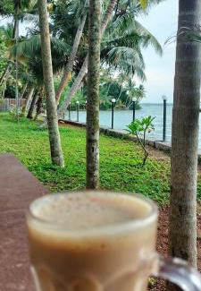 Quilon Villa | Blue Lagoon Sambranikodi