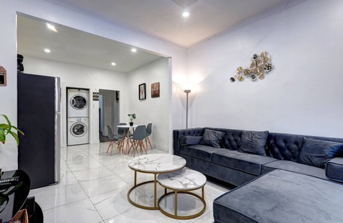 Plateau Mont Royal Apartment | Blue Lounge - Lafontaine Park - Downtown