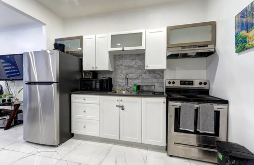 Plateau Mont Royal Apartment | Blue Lounge - Lafontaine Park - Downtown