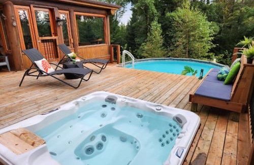 Fiddler Lake Resort Ski Chalet | Blue Moose Private pool spa sauna lake access