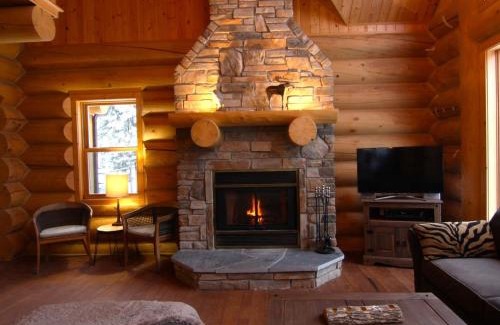 Fiddler Lake Resort Ski Chalet | Blue Moose Private pool spa sauna lake access