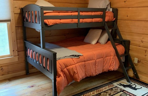 Morganton House | Blue Mountain Heaven sleeps up to 9 people SPRING SALE!