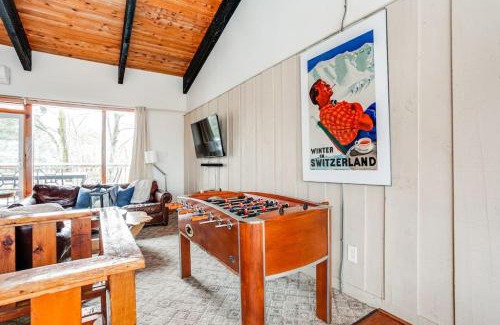 The Blue Mountains Ski Chalet | Blue Mtn Chalet with a Sauna, Sleeps 20