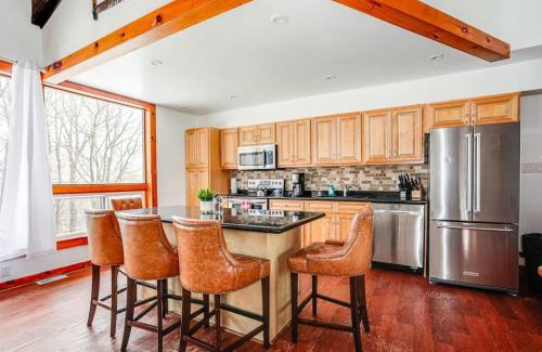 The Blue Mountains Ski Chalet | Blue Mtn Chalet with a Sauna, Sleeps 20