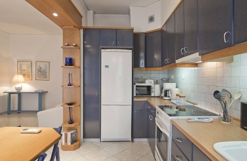 Dafni Apartment | Blue Nest Elegant Reno Fully Equipt Apt near Metro