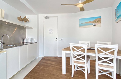 Nelly Bay Apartment | Blue on Blue Apartment 1361