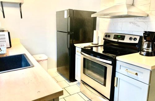 Berclair House | Blue Oval -King bed-2bedrooms 1,5 bath, 4beds, sleeps 5