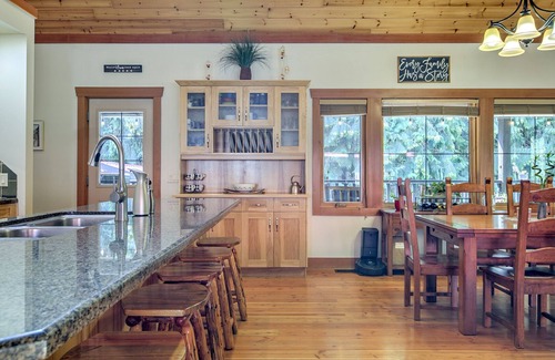 Sicamous Villa | Blue Owl Villa - at Owl 's Head Mountain and minutes to the beach