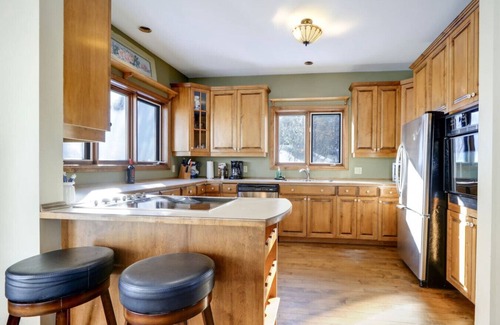 Val-des-Monts Villa | Blue Paradise Lakeview cottage
