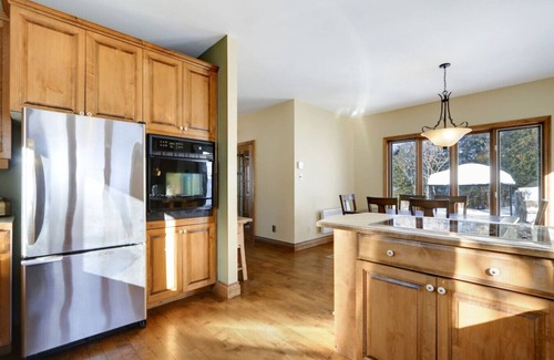 Val-des-Monts Villa | Blue Paradise Lakeview cottage