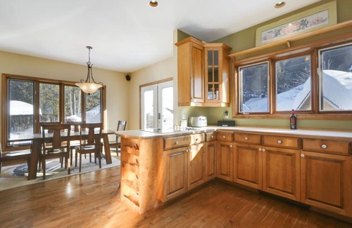 Val-des-Monts Villa | Blue Paradise Lakeview cottage