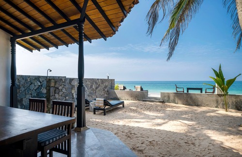 Hettimulla Villa | Blue Parrot Beach Villa Righ on the white sand beach,