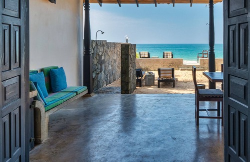 Hettimulla Villa | Blue Parrot Beach Villa Righ on the white sand beach,