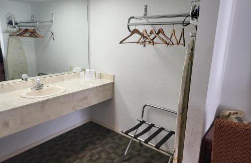 Sallisaw Hotel | Blue Ribbon Inn and Suites