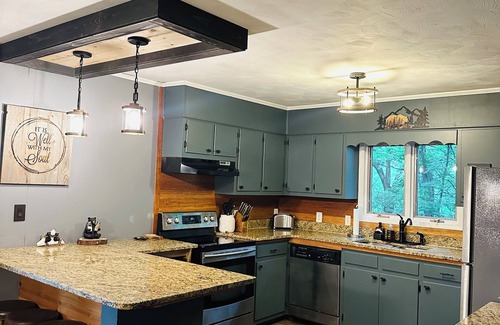 Deep Gap Cabin | Blue Ridge Bear Necessitates Cabin Retreat w/VIEWS!