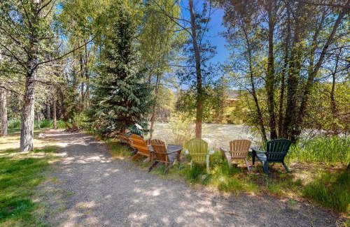 Willow Grove Apartment | Blue River Bliss