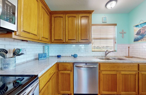 Crystal Beach House | Blue Seagull: 2 BR, 2 BA in Crystal Beach, Sleeps 7